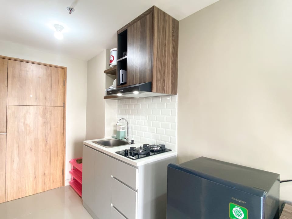 Deluxe Apartment | Private kitchen | Full-size fridge, stovetop, rice cooker, cookware/dishes/utensils