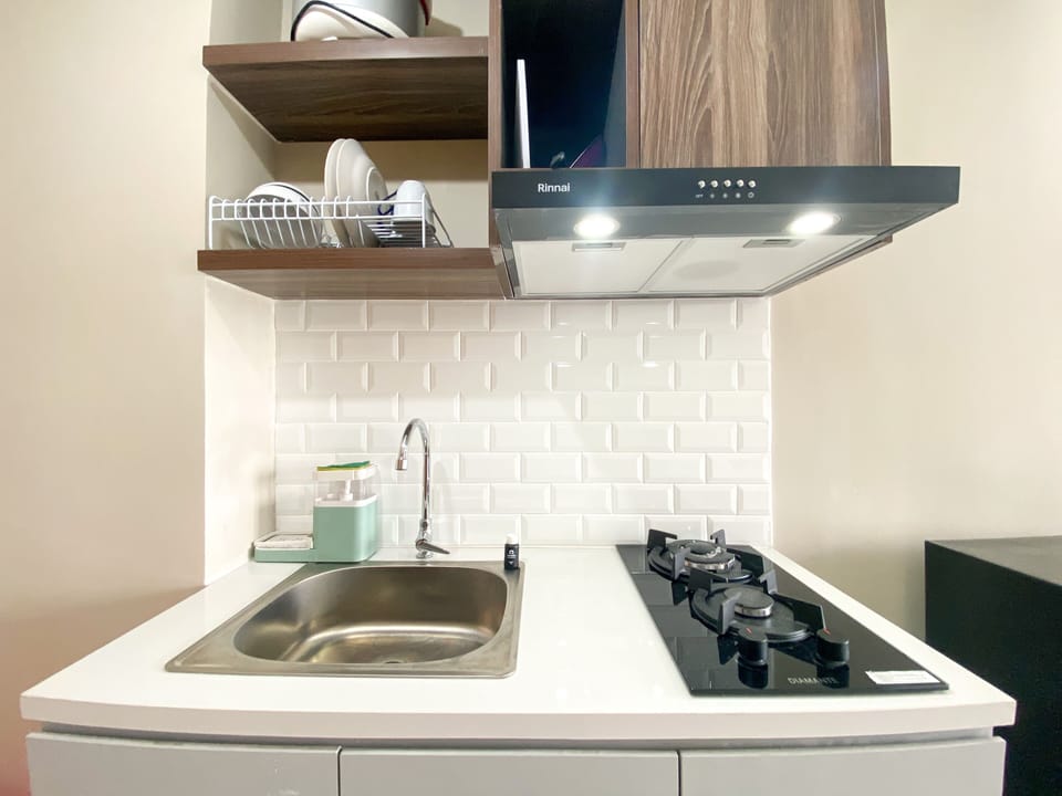Deluxe Apartment | Private kitchen | Full-size fridge, stovetop, rice cooker, cookware/dishes/utensils