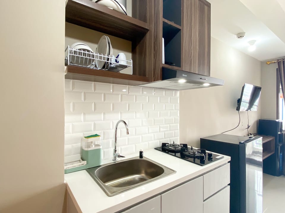 Deluxe Apartment | Private kitchen | Full-size fridge, stovetop, rice cooker, cookware/dishes/utensils