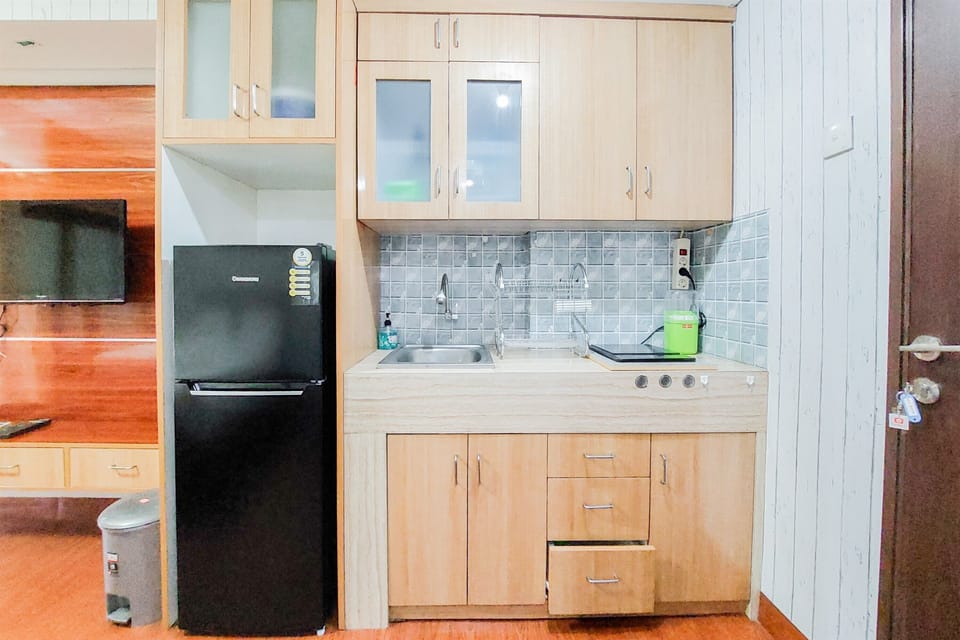 Deluxe Apartment | Private kitchen | Full-size fridge, stovetop