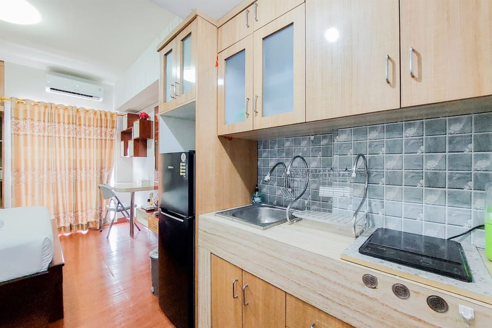 Deluxe Apartment | Private kitchen | Full-size fridge, stovetop