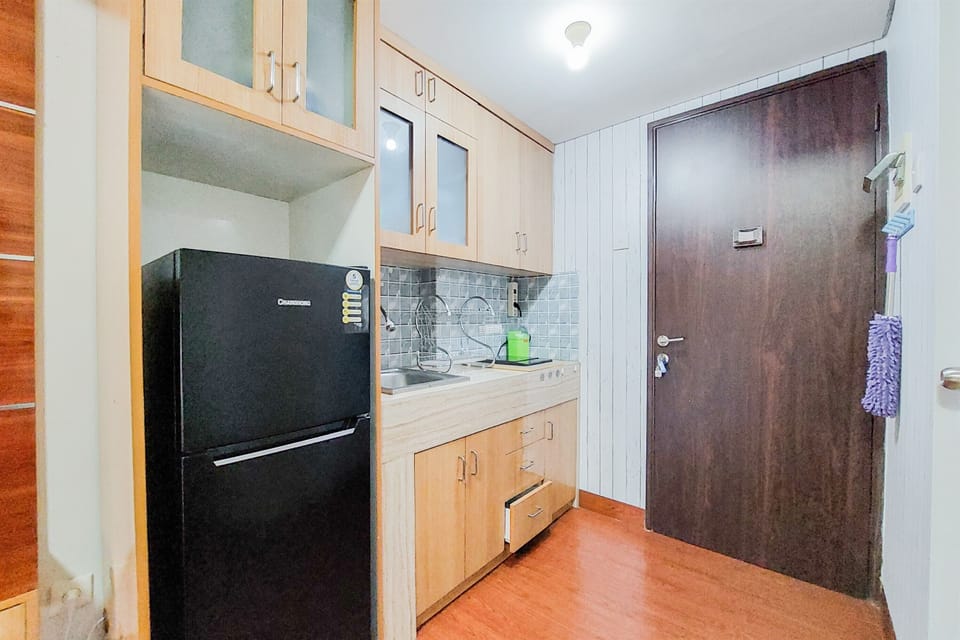 Deluxe Apartment | Private kitchen | Full-size fridge, stovetop