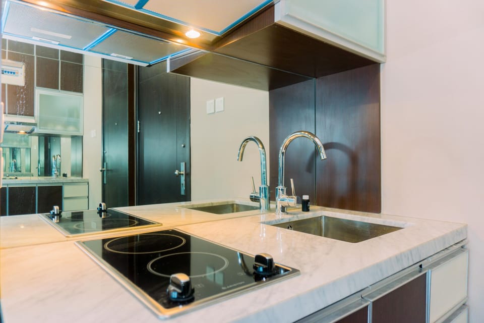 Deluxe Apartment | Private kitchen | Full-size fridge, stovetop, rice cooker, cookware/dishes/utensils