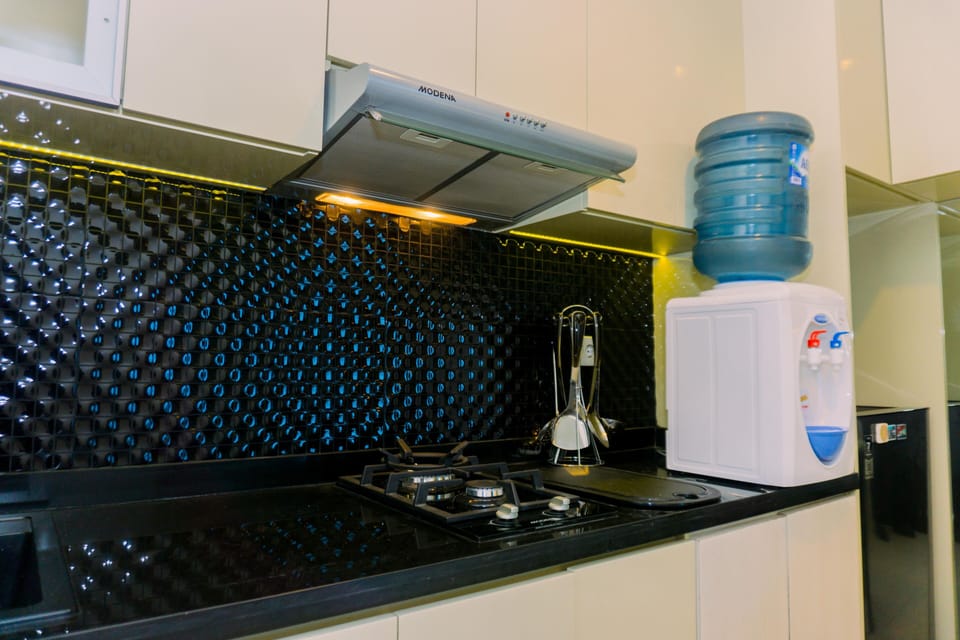 Deluxe Apartment | Private kitchen | Full-size fridge, stovetop