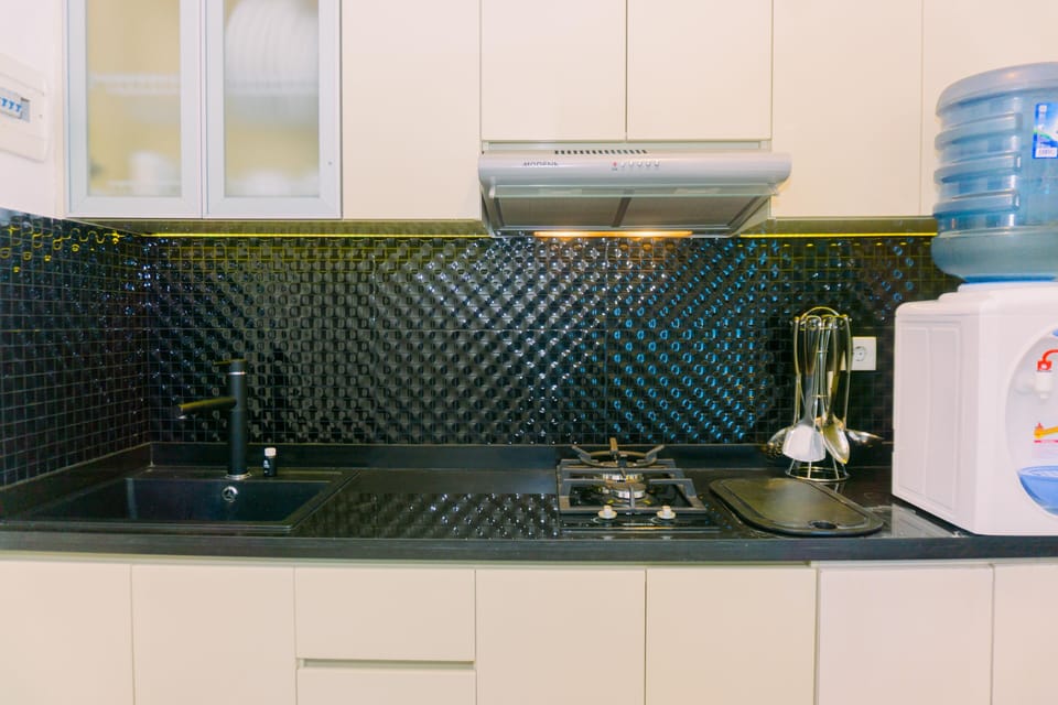 Deluxe Apartment | Private kitchen | Full-size fridge, stovetop