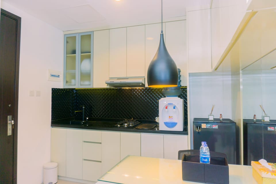 Deluxe Apartment | Private kitchen | Full-size fridge, stovetop