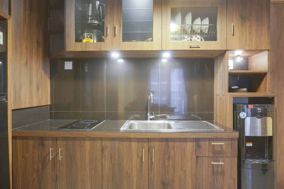 Deluxe Apartment | Private kitchen | Full-size fridge, stovetop, rice cooker, cookware/dishes/utensils