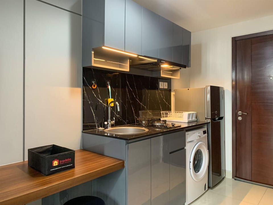 Deluxe Apartment | Private kitchen | Full-size fridge, stovetop, rice cooker, cookware/dishes/utensils
