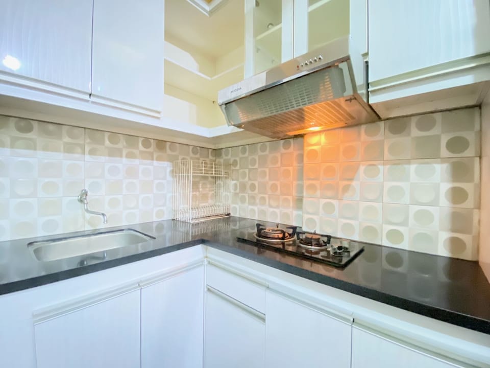 Deluxe Apartment | Private kitchen | Full-size fridge, stovetop, rice cooker