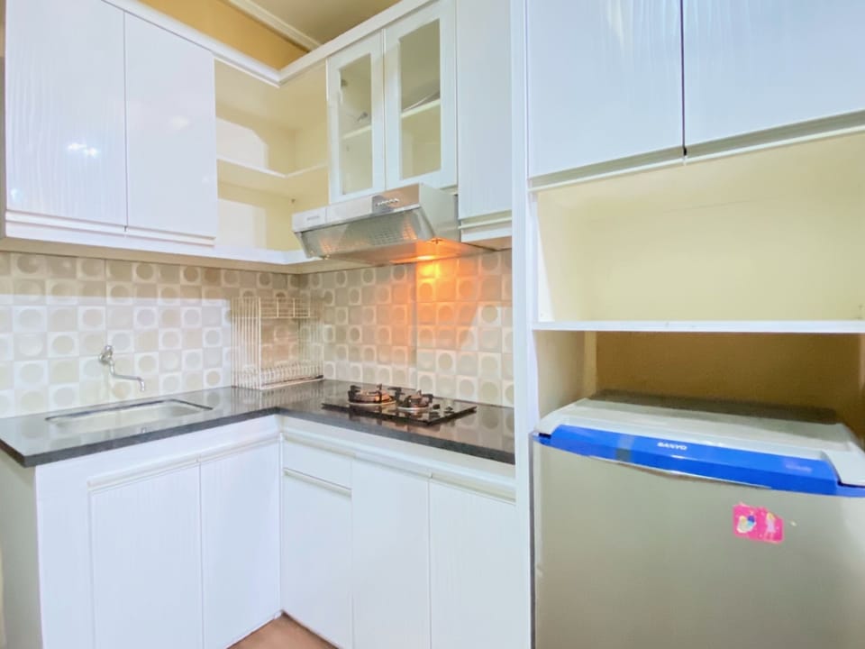 Deluxe Apartment | Private kitchen | Full-size fridge, stovetop, rice cooker