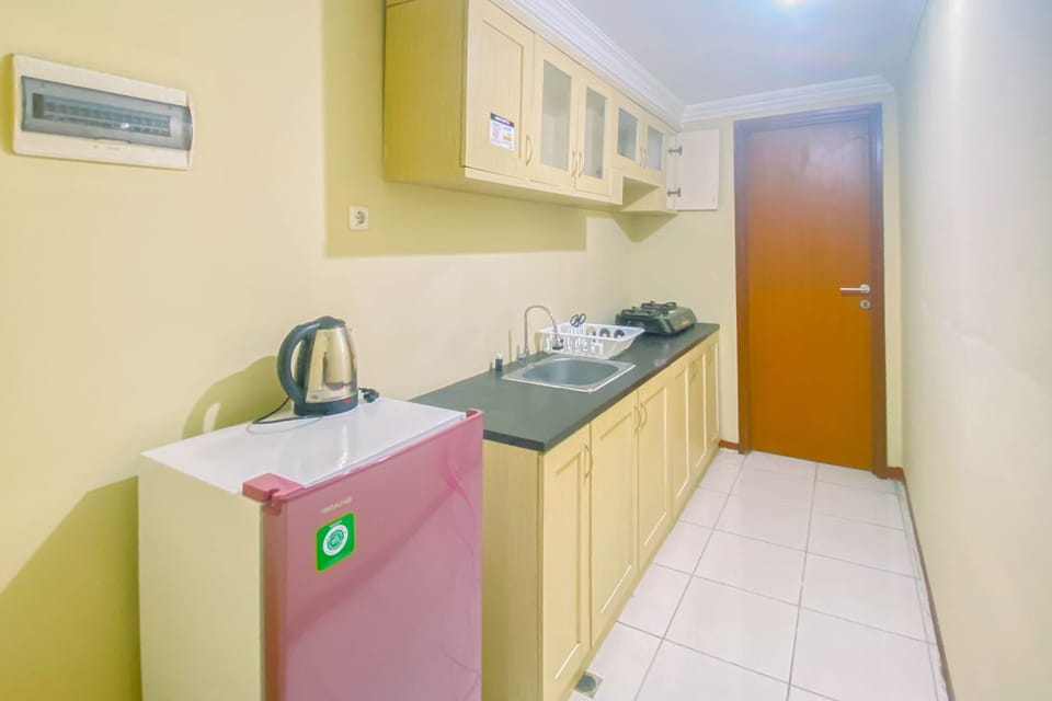 Deluxe Apartment | Private kitchen | Full-size fridge, stovetop, rice cooker, cookware/dishes/utensils
