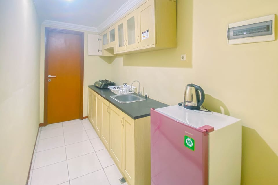 Deluxe Apartment | Private kitchen | Full-size fridge, stovetop, rice cooker, cookware/dishes/utensils