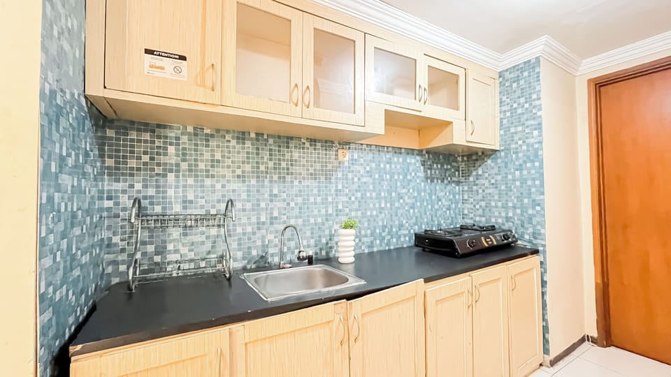 Deluxe Apartment | Private kitchen | Full-size fridge, stovetop, rice cooker, cookware/dishes/utensils
