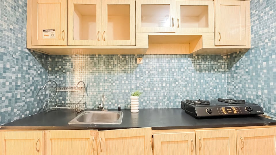 Deluxe Apartment | Private kitchen | Full-size fridge, stovetop, rice cooker, cookware/dishes/utensils