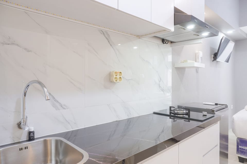 Deluxe Apartment | Private kitchen | Full-size fridge, stovetop, rice cooker, cookware/dishes/utensils