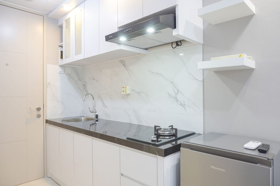 Deluxe Apartment | Private kitchen | Full-size fridge, stovetop, rice cooker, cookware/dishes/utensils