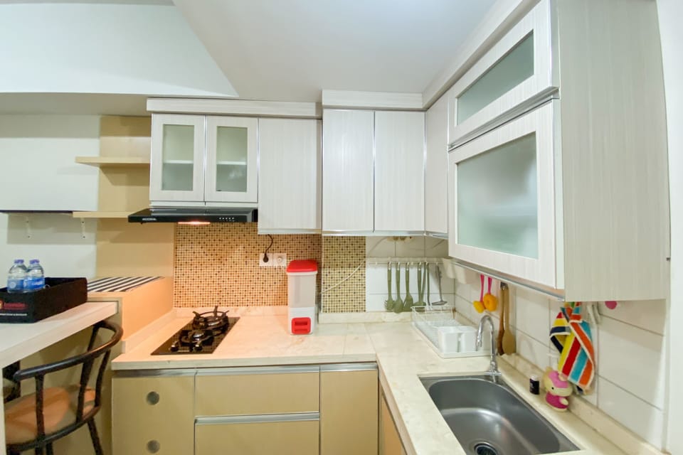 Deluxe Apartment | Private kitchen | Full-size fridge, stovetop, rice cooker, cookware/dishes/utensils