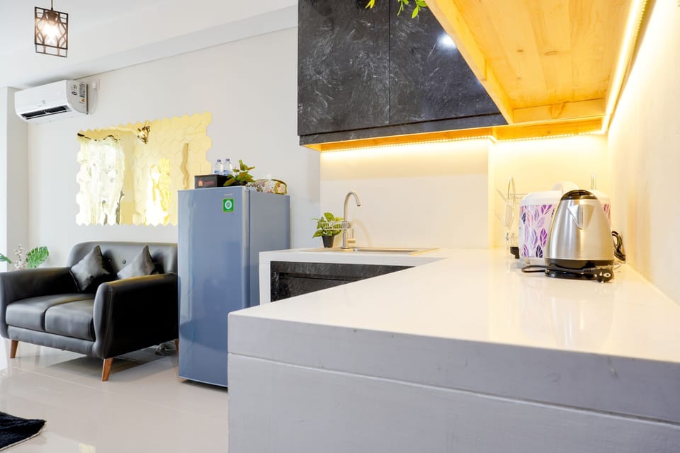 Deluxe Apartment | Private kitchen | Full-size fridge, stovetop, rice cooker