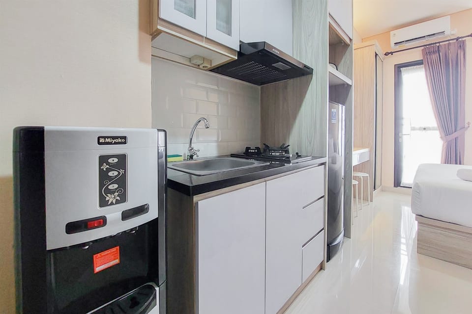 Deluxe Apartment | Private kitchen | Full-size fridge, stovetop
