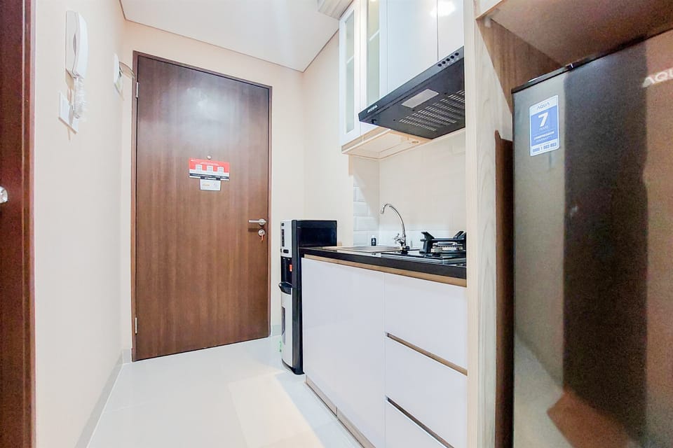 Deluxe Apartment | Private kitchen | Full-size fridge, stovetop