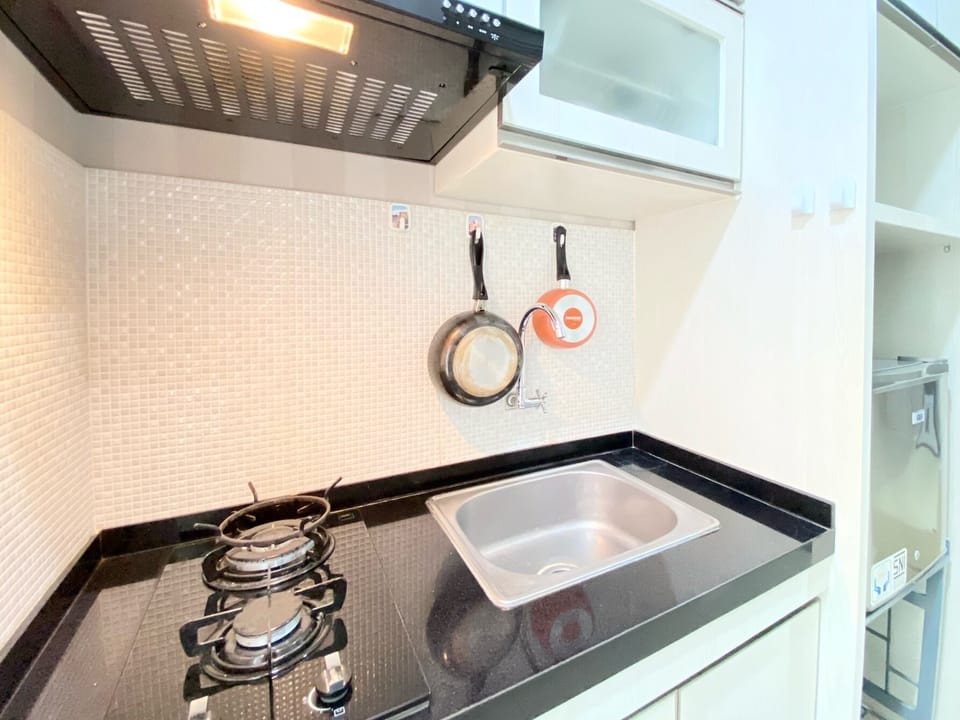 Deluxe Apartment | Private kitchen | Full-size fridge, stovetop, rice cooker