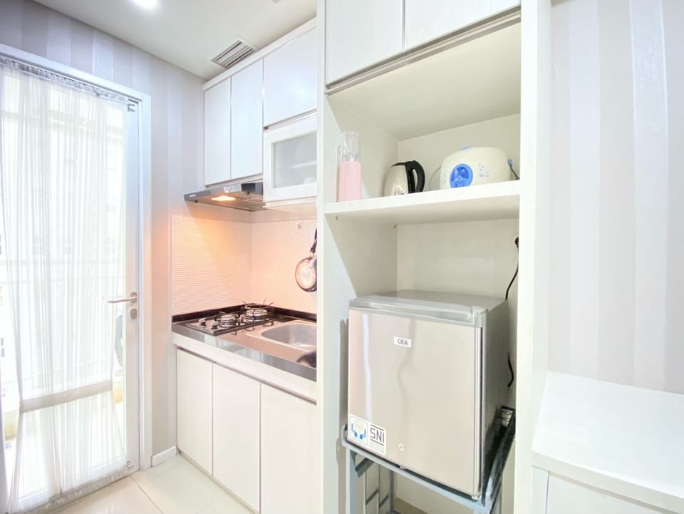 Deluxe Apartment | Private kitchen | Full-size fridge, stovetop, rice cooker