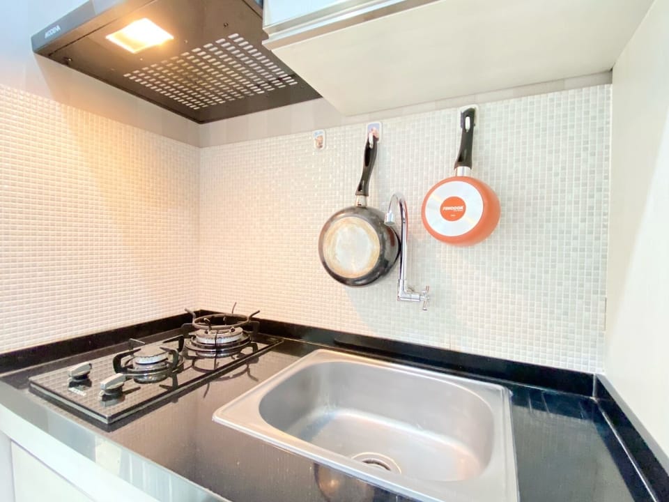 Deluxe Apartment | Private kitchen | Full-size fridge, stovetop, rice cooker