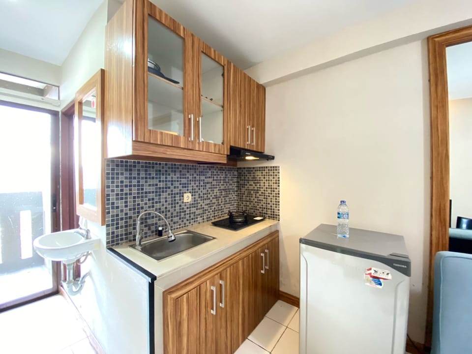 Deluxe Apartment | Private kitchen | Full-size fridge, stovetop, rice cooker, cookware/dishes/utensils