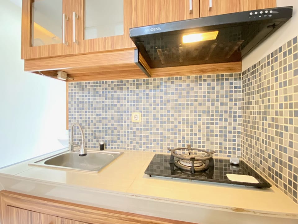 Deluxe Apartment | Private kitchen | Full-size fridge, stovetop, rice cooker, cookware/dishes/utensils
