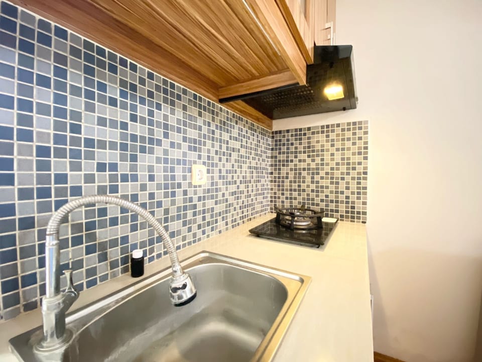 Deluxe Apartment | Private kitchen | Full-size fridge, stovetop, rice cooker, cookware/dishes/utensils