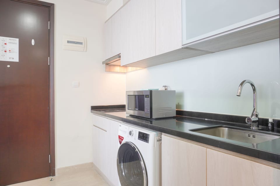 Deluxe Apartment | Private kitchen | Full-size fridge, microwave, stovetop, rice cooker
