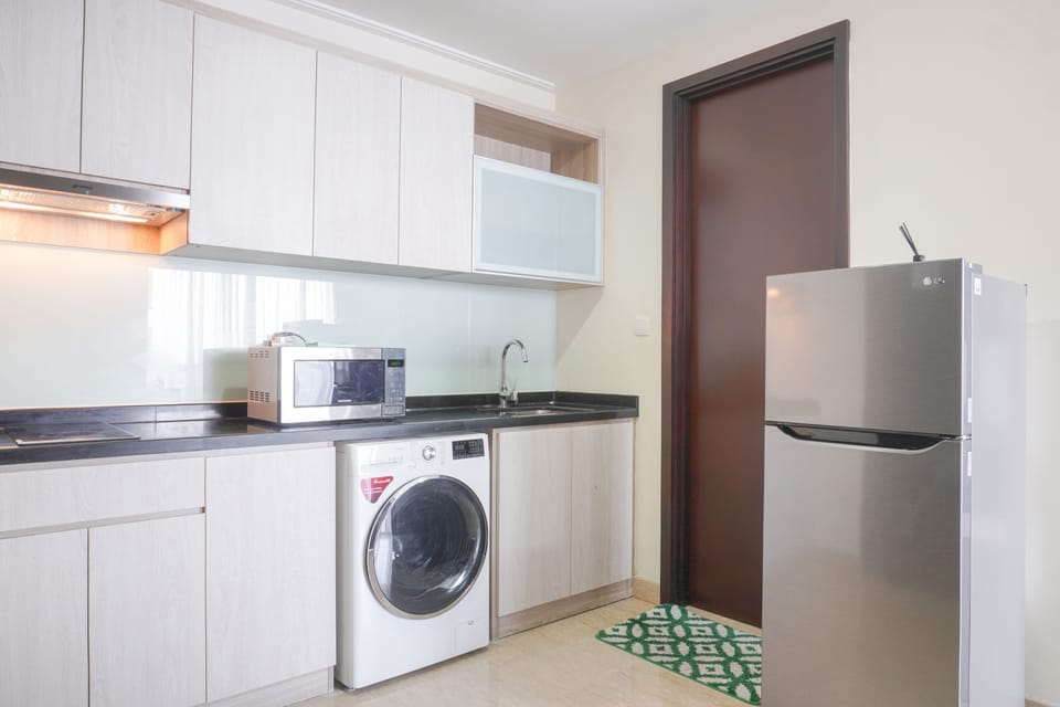 Deluxe Apartment | Private kitchen | Full-size fridge, microwave, stovetop, rice cooker