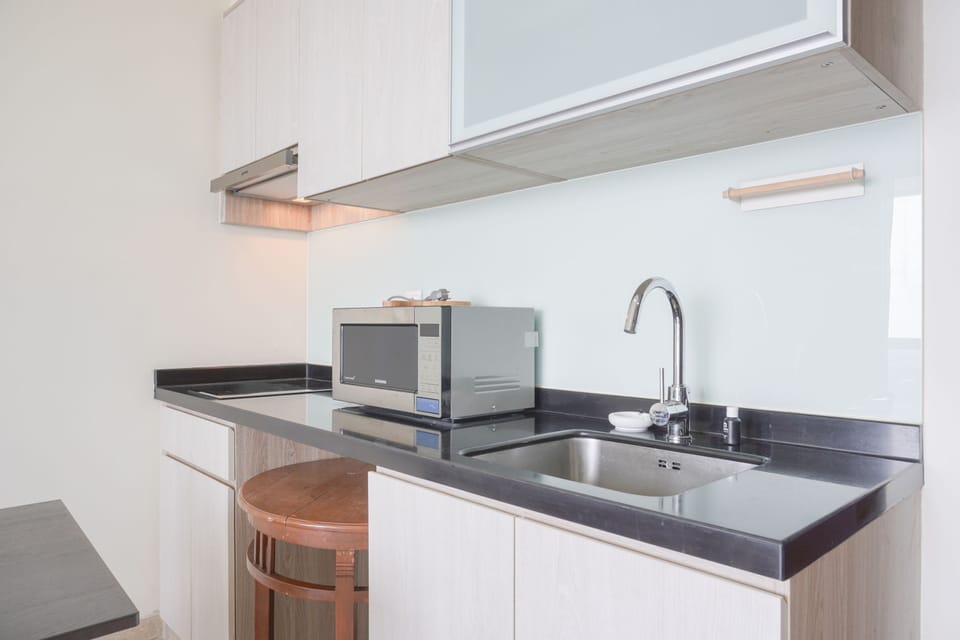 Deluxe Apartment | Private kitchen | Full-size fridge, microwave, stovetop, rice cooker