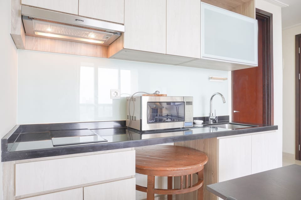 Deluxe Apartment | Private kitchen | Full-size fridge, microwave, stovetop, rice cooker