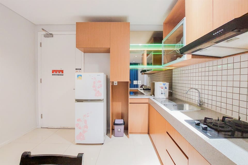 Deluxe Apartment | Private kitchen | Full-size fridge, stovetop, rice cooker, cookware/dishes/utensils