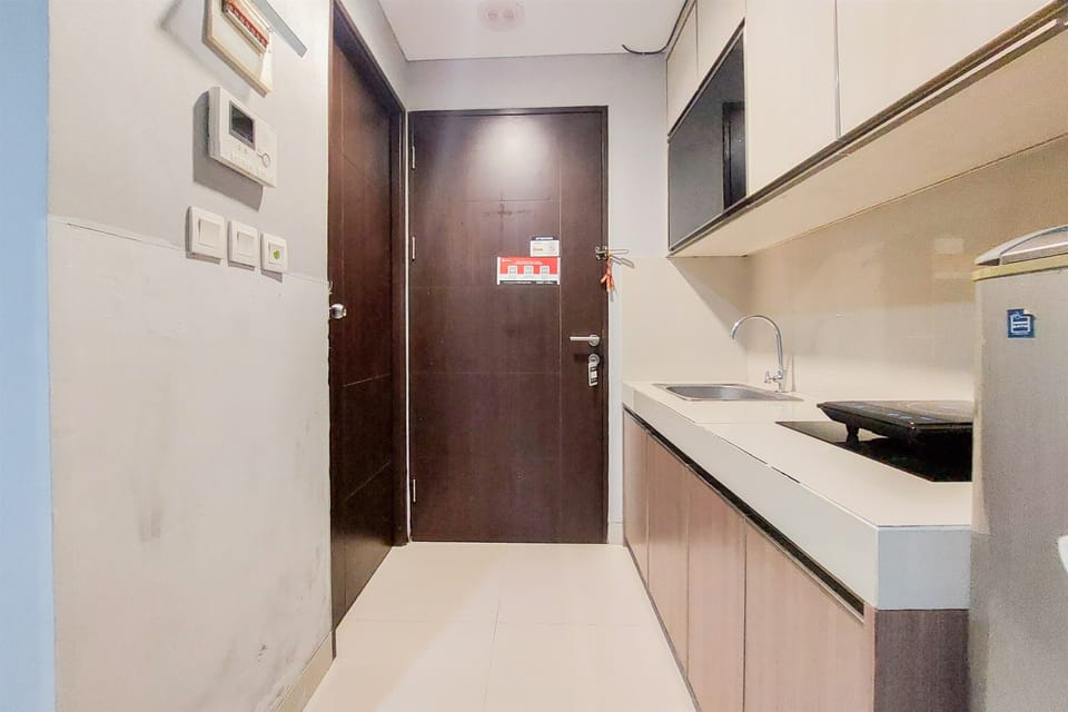 Deluxe Apartment | Private kitchen | Full-size fridge, stovetop