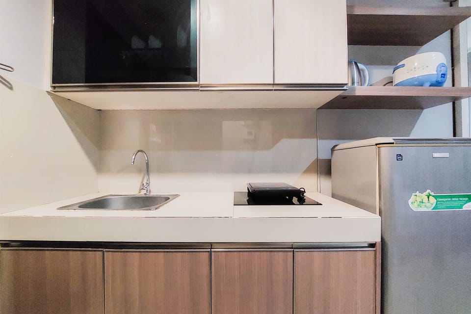 Deluxe Apartment | Private kitchen | Full-size fridge, stovetop