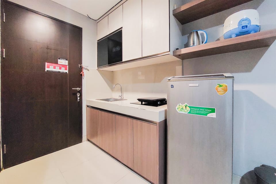Deluxe Apartment | Private kitchen | Full-size fridge, stovetop