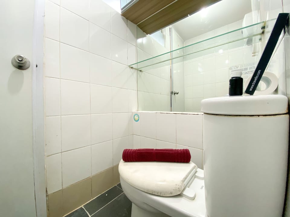 Deluxe Apartment | Bathroom | Shower, towels