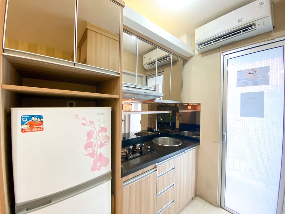 Deluxe Apartment | Private kitchen | Full-size fridge, stovetop, rice cooker, cookware/dishes/utensils