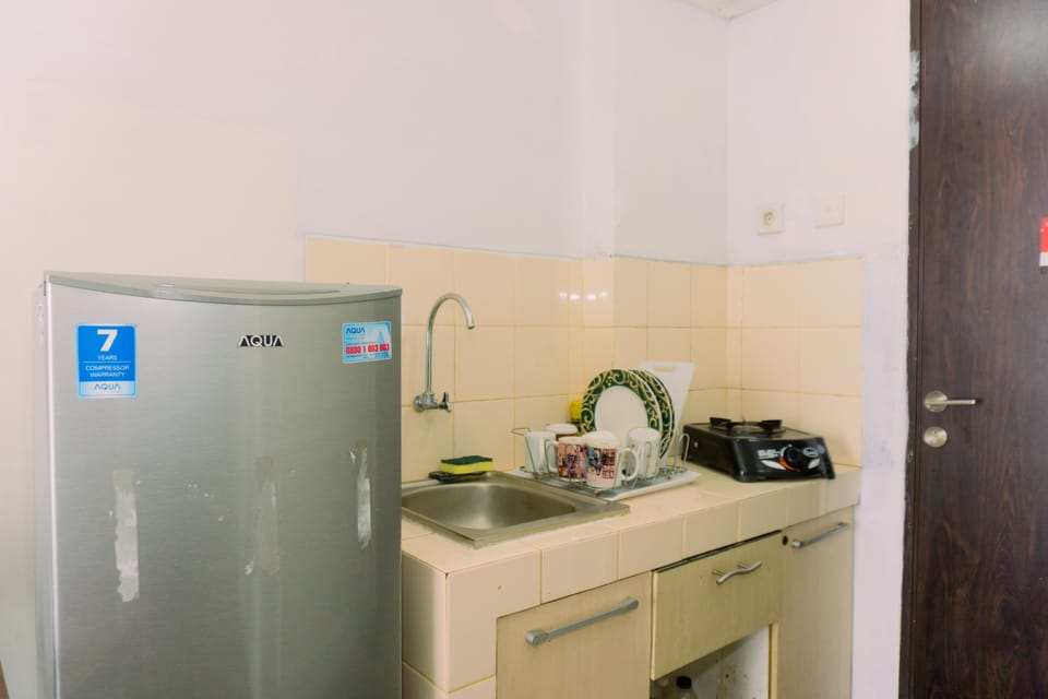 Deluxe Apartment | Private kitchen | Full-size fridge, stovetop, rice cooker, cookware/dishes/utensils