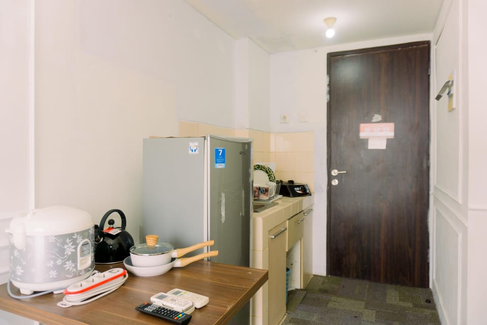 Deluxe Apartment | Private kitchen | Full-size fridge, stovetop, rice cooker, cookware/dishes/utensils
