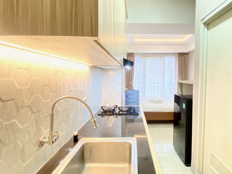 Deluxe Apartment | Private kitchen | Full-size fridge, stovetop, rice cooker, cookware/dishes/utensils