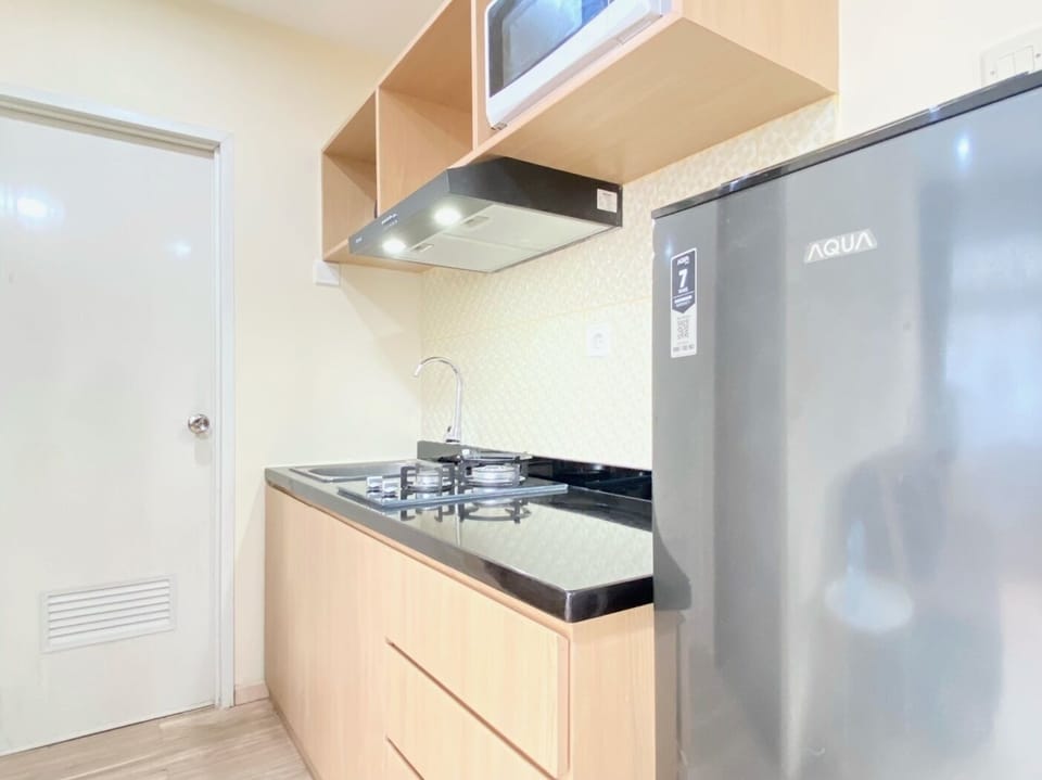 Deluxe Apartment | Private kitchen | Full-size fridge, microwave, stovetop, rice cooker