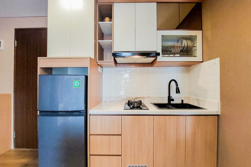 Deluxe Apartment | Private kitchen | Full-size fridge, stovetop, rice cooker, cookware/dishes/utensils
