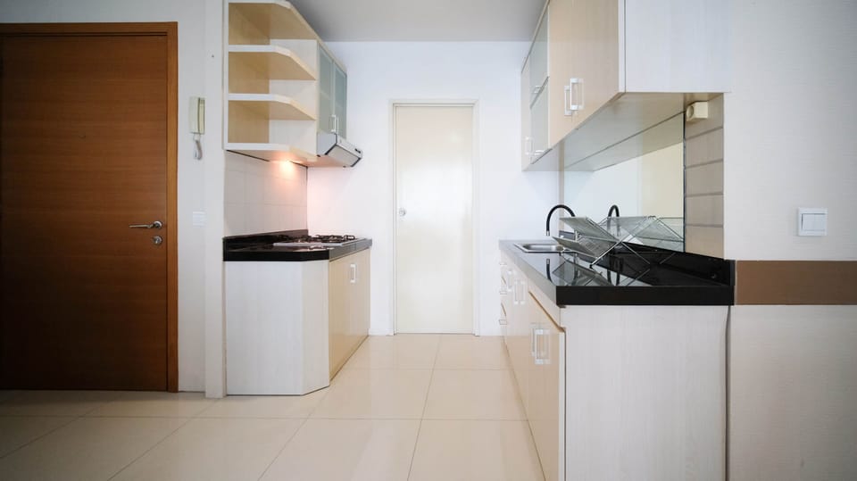 Deluxe Apartment | Private kitchen | Full-size fridge, stovetop