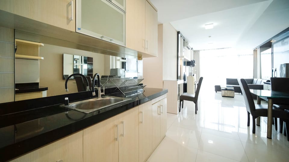 Deluxe Apartment | Private kitchen | Full-size fridge, stovetop