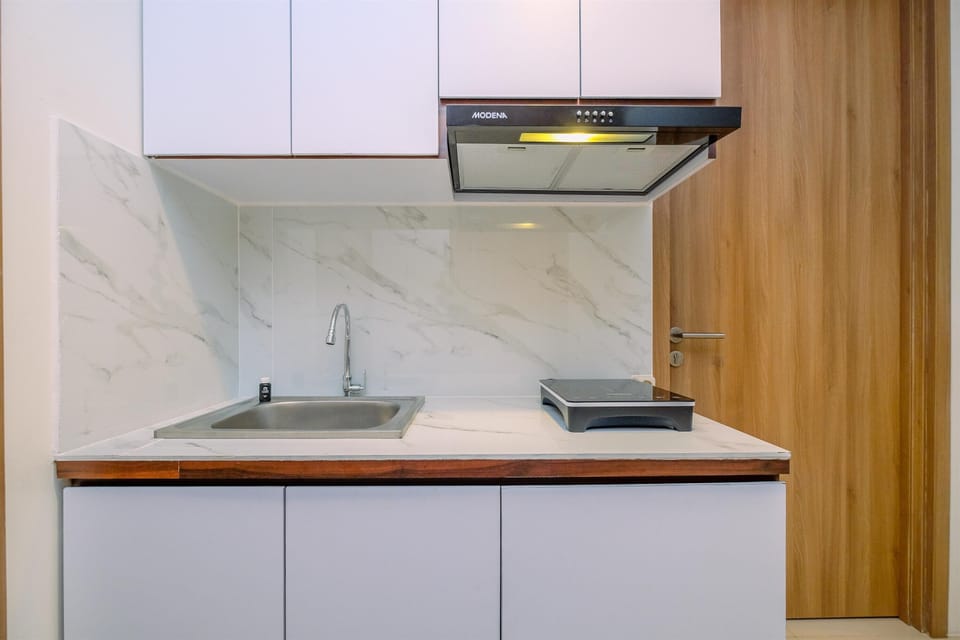 Deluxe Apartment | Private kitchen | Full-size fridge, stovetop