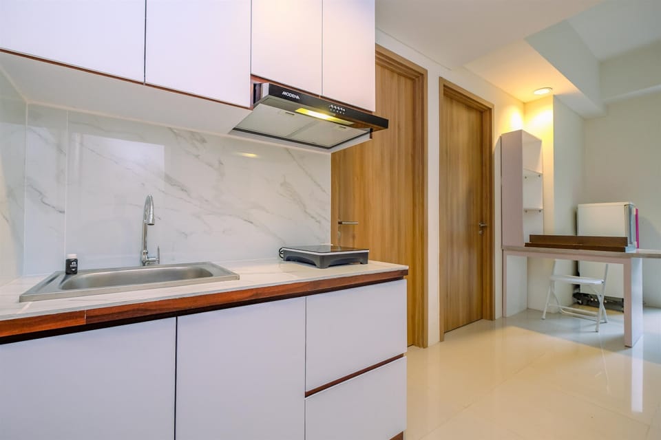 Deluxe Apartment | Private kitchen | Full-size fridge, stovetop