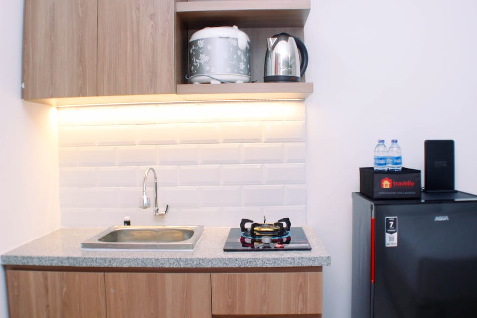 Deluxe Apartment | Private kitchen | Full-size fridge, stovetop